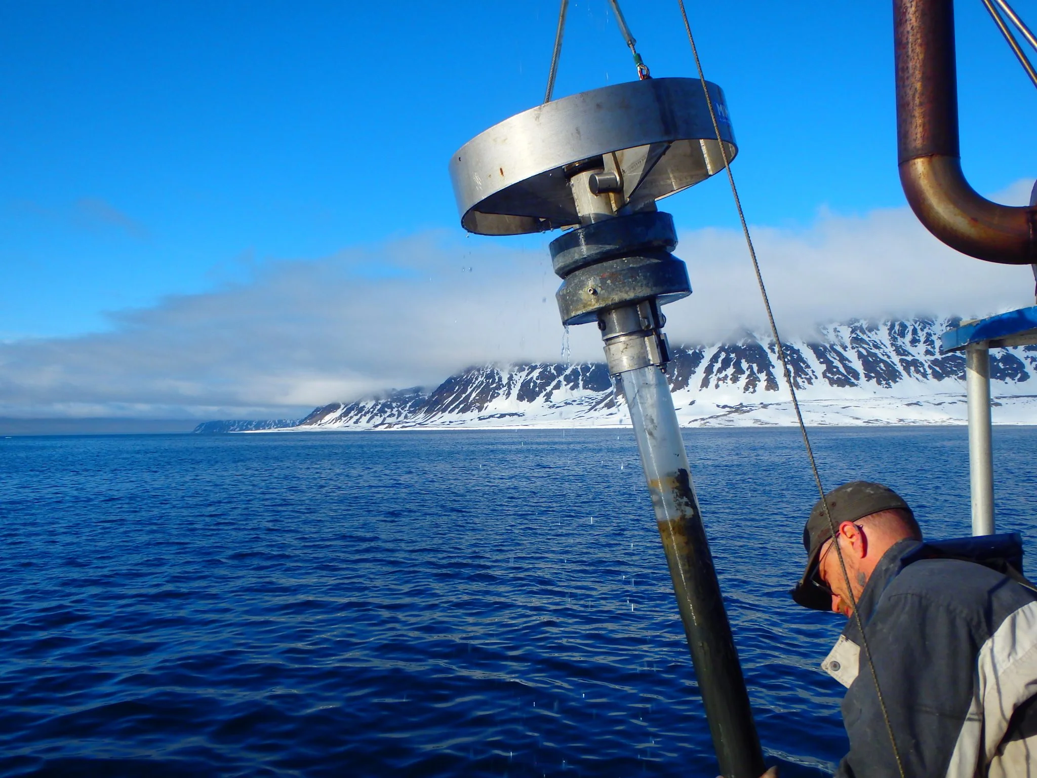 Sediment core being retrieved from Smeerenburgfjorden, Svalbard | Research Group Loy | APRI